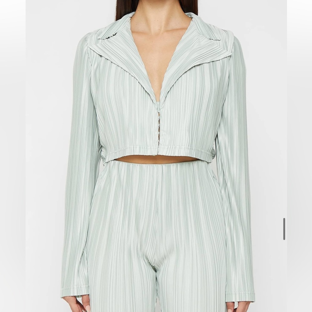 NWT Maniere De Voir Pleated Satin Blazer Shirt - Mint Green
Size 6
